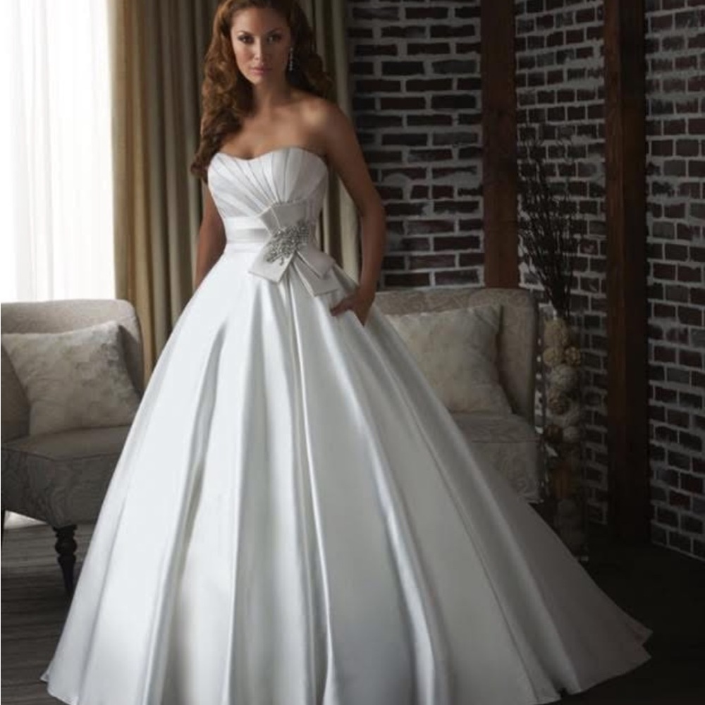 Stunning size 16 White Strapless Bridal Dress